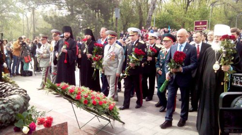 Одесситы торжественно возложили цветы к мемориалу на Аллее Славы