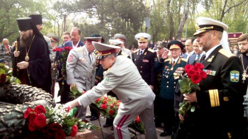 Одесситы торжественно возложили цветы к мемориалу на Аллее Славы