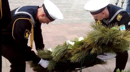 Одесситы торжественно возложили цветы к мемориалу на Аллее Славы
