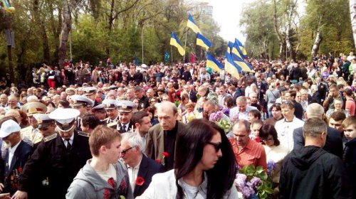 Одесситы торжественно возложили цветы к мемориалу на Аллее Славы