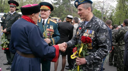 Одесситы торжественно возложили цветы к мемориалу на Аллее Славы