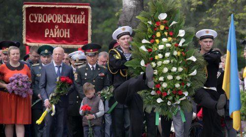Одесситы торжественно возложили цветы к мемориалу на Аллее Славы