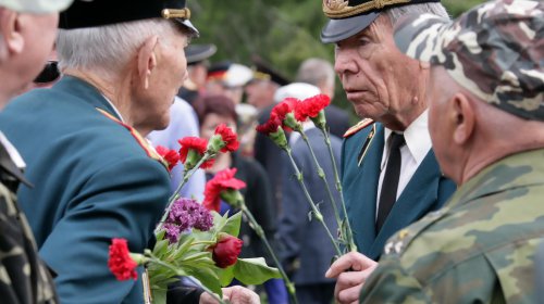 Одесситы торжественно возложили цветы к мемориалу на Аллее Славы