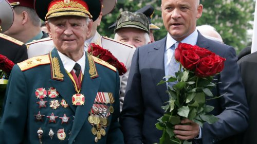 Одесситы торжественно возложили цветы к мемориалу на Аллее Славы