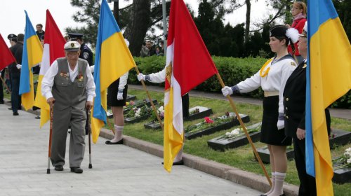 Одесситы торжественно возложили цветы к мемориалу на Аллее Славы