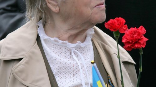 Одесситы торжественно возложили цветы к мемориалу на Аллее Славы