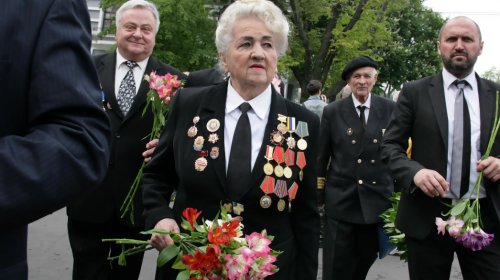Одесситы торжественно возложили цветы к мемориалу на Аллее Славы