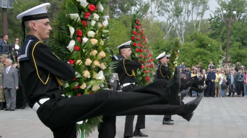 Одесситы торжественно возложили цветы к мемориалу на Аллее Славы