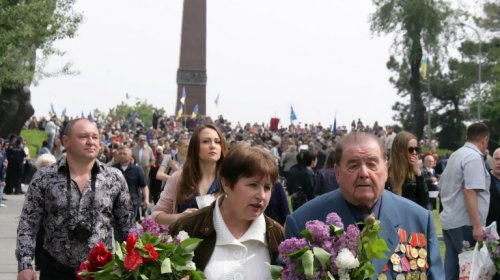 Одесситы торжественно возложили цветы к мемориалу на Аллее Славы