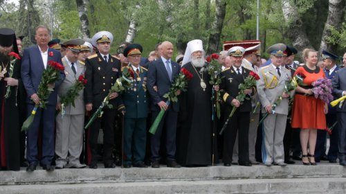 Одесситы торжественно возложили цветы к мемориалу на Аллее Славы
