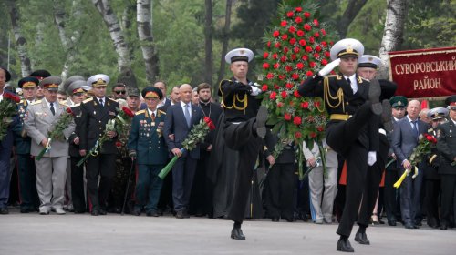 Одесситы торжественно возложили цветы к мемориалу на Аллее Славы
