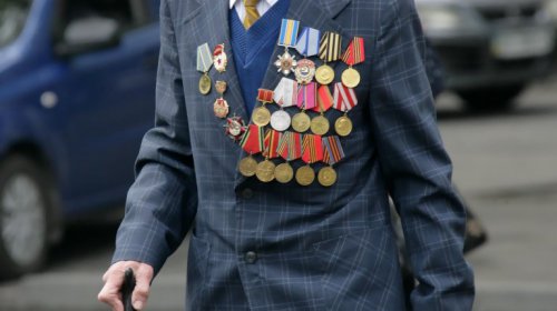 Одесситы торжественно возложили цветы к мемориалу на Аллее Славы