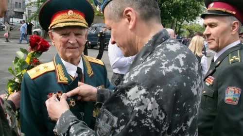 Одесситы торжественно возложили цветы к мемориалу на Аллее Славы