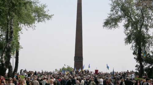 Одесситы торжественно возложили цветы к мемориалу на Аллее Славы