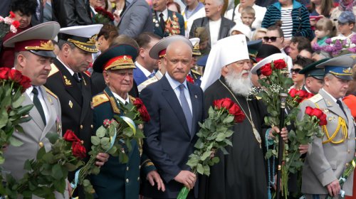 Одесситы торжественно возложили цветы к мемориалу на Аллее Славы