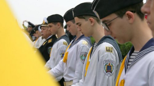 Одесситы торжественно возложили цветы к мемориалу на Аллее Славы