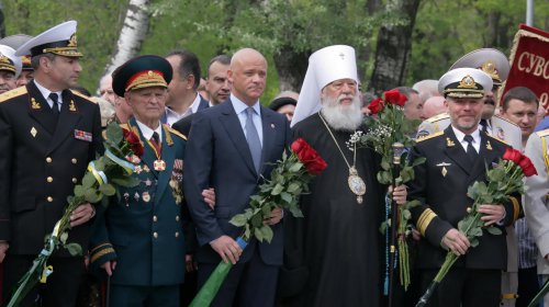 Одесситы торжественно возложили цветы к мемориалу на Аллее Славы