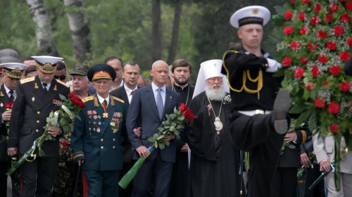 Одесситы торжественно возложили цветы к мемориалу на Аллее Славы
