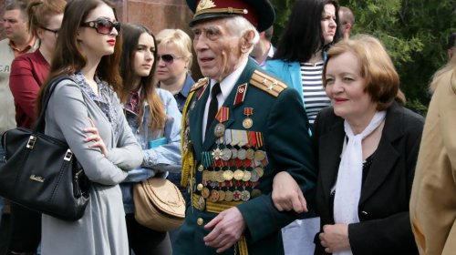 Одесситы торжественно возложили цветы к мемориалу на Аллее Славы