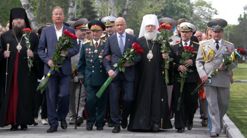 Одесситы торжественно возложили цветы к мемориалу на Аллее Славы