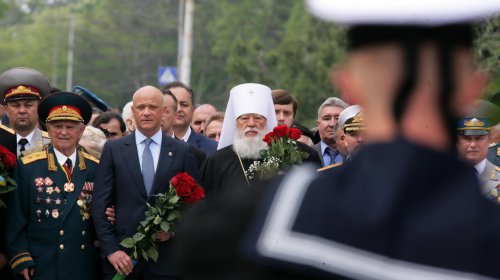 Одесситы торжественно возложили цветы к мемориалу на Аллее Славы