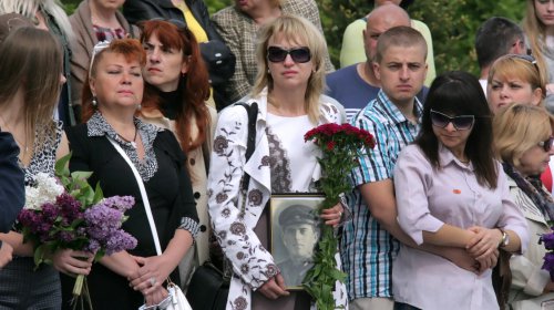 Одесситы торжественно возложили цветы к мемориалу на Аллее Славы