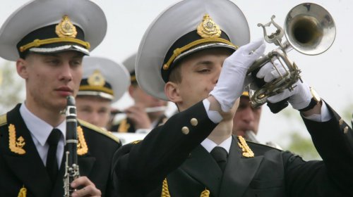 Одесситы торжественно возложили цветы к мемориалу на Аллее Славы