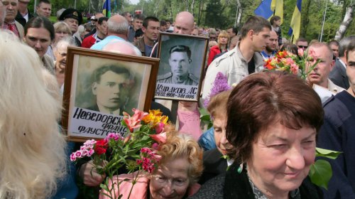 Одесситы торжественно возложили цветы к мемориалу на Аллее Славы