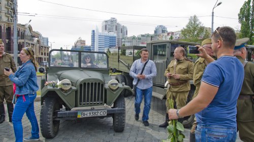 На площади 10 Апреля почтили память погибших в годы Второй Мировой войны
