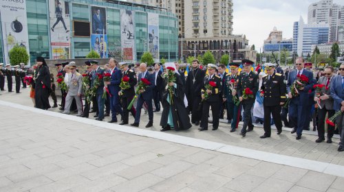 На площади 10 Апреля почтили память погибших в годы Второй Мировой войны