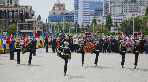 На площади 10 Апреля почтили память погибших в годы Второй Мировой войны