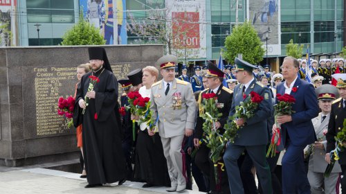 На площади 10 Апреля почтили память погибших в годы Второй Мировой войны