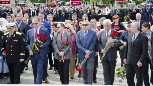 На площади 10 Апреля почтили память погибших в годы Второй Мировой войны