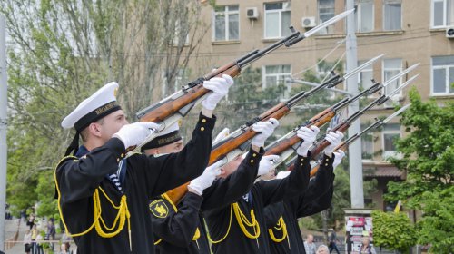 На площади 10 Апреля почтили память погибших в годы Второй Мировой войны
