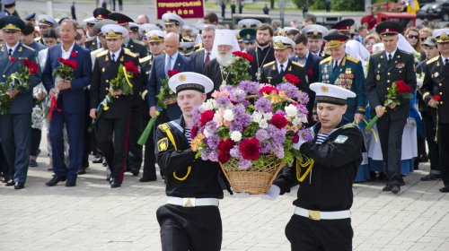 На площади 10 Апреля почтили память погибших в годы Второй Мировой войны