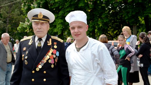 «Привал» для ветеранов в парке Горького: концерт, парад ретро-автомобилей, полевая кухня