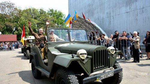 «Привал» для ветеранов в парке Горького: концерт, парад ретро-автомобилей, полевая кухня