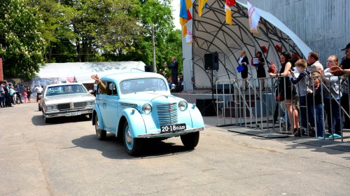 «Привал» для ветеранов в парке Горького: концерт, парад ретро-автомобилей, полевая кухня