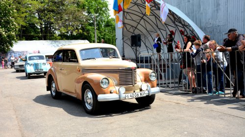 «Привал» для ветеранов в парке Горького: концерт, парад ретро-автомобилей, полевая кухня