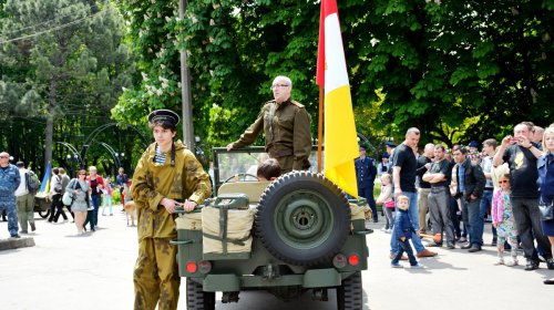«Привал» для ветеранов в парке Горького: концерт, парад ретро-автомобилей, полевая кухня
