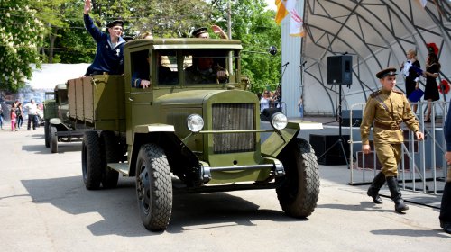 «Привал» для ветеранов в парке Горького: концерт, парад ретро-автомобилей, полевая кухня