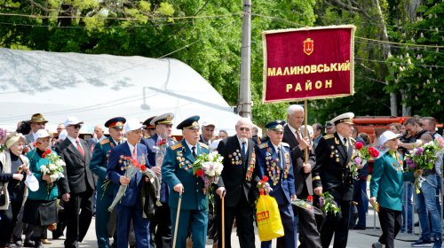 «Привал» для ветеранов в парке Горького: концерт, парад ретро-автомобилей, полевая кухня