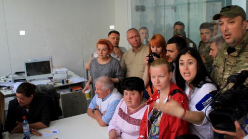 Протесты под ОГА: волонтер и замгубернатора сцепились