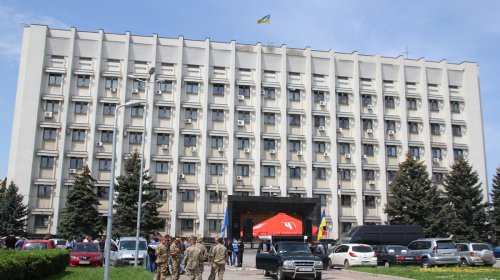 Протесты под ОГА: волонтер и замгубернатора сцепились