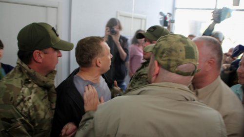 Протесты под ОГА: волонтер и замгубернатора сцепились