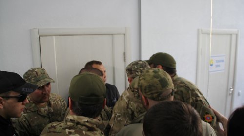 Протесты под ОГА: волонтер и замгубернатора сцепились