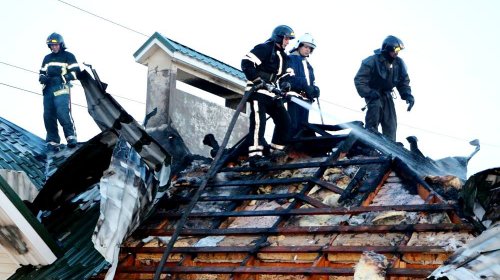 Одесса: спасатели ликвидировали пожар и спасли два жилых дома
