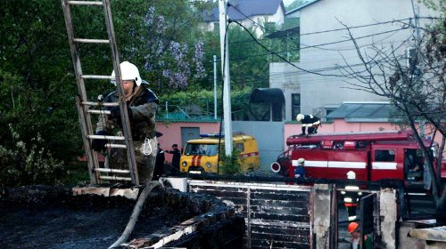 Одесса: спасатели ликвидировали пожар и спасли два жилых дома