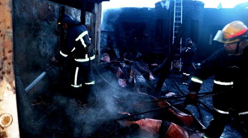 Одесса: спасатели ликвидировали пожар и спасли два жилых дома
