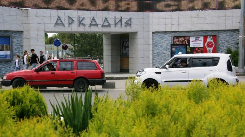 Майская Аркадия: первые пляжники, стройки и отдыхающие (фоторепортаж)